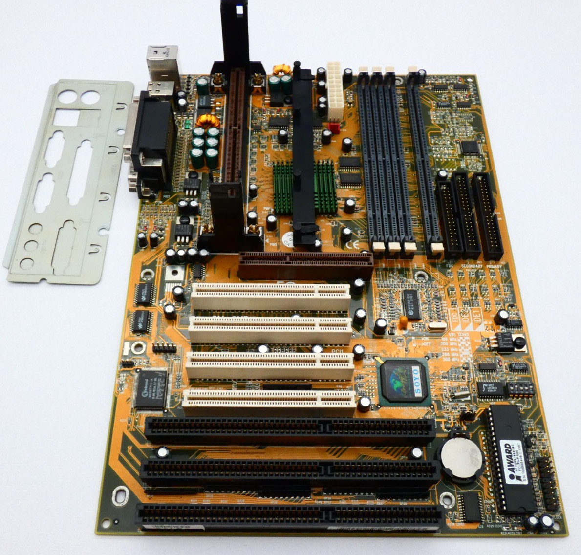 Soyo SY-6KB Motherboard Intel 440LX w/IO Shield - Slot 1