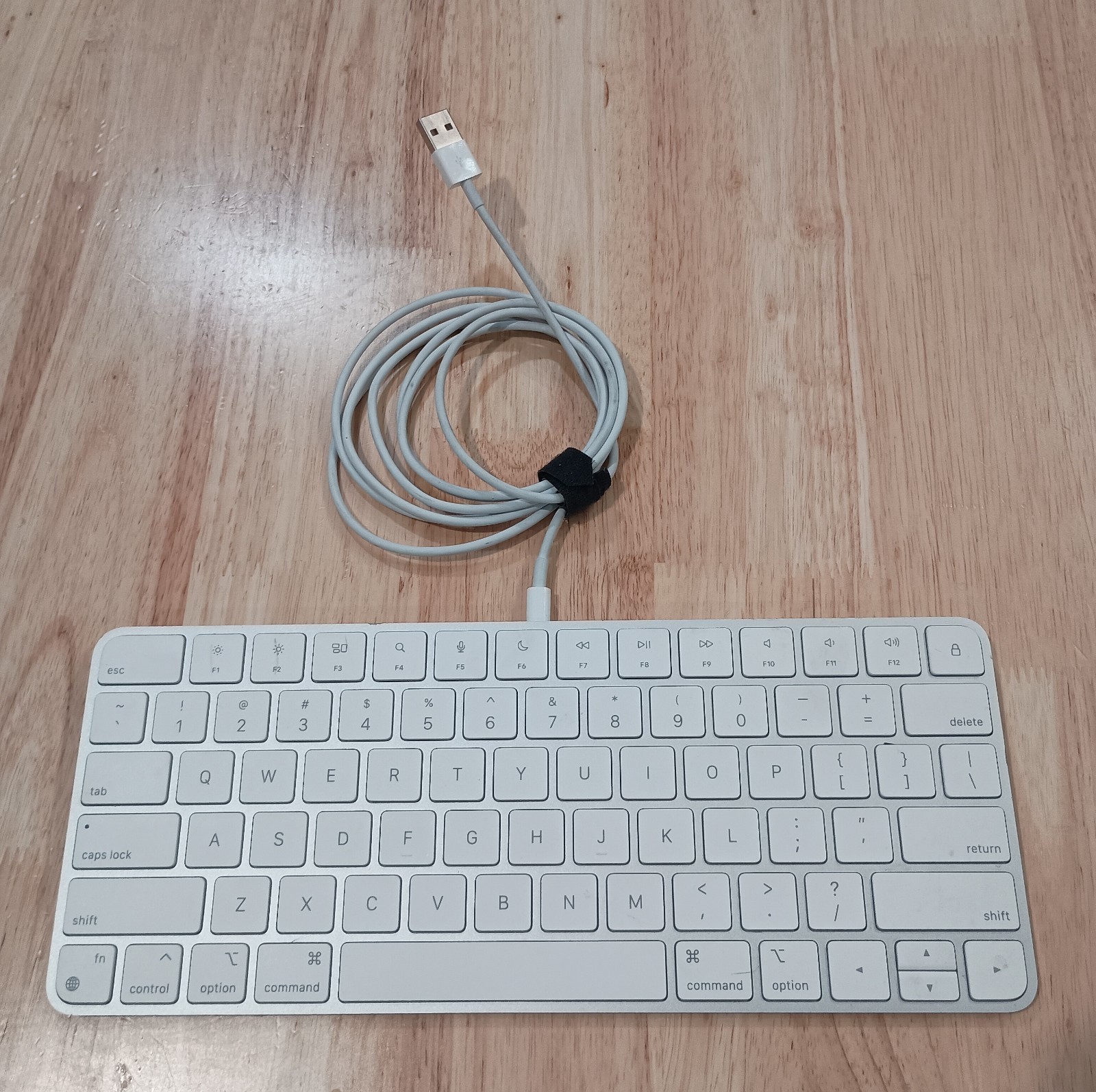#M) Genuine OEM Apple Magic Keyboard w/Lock Key A2450 Lightning Port Tested