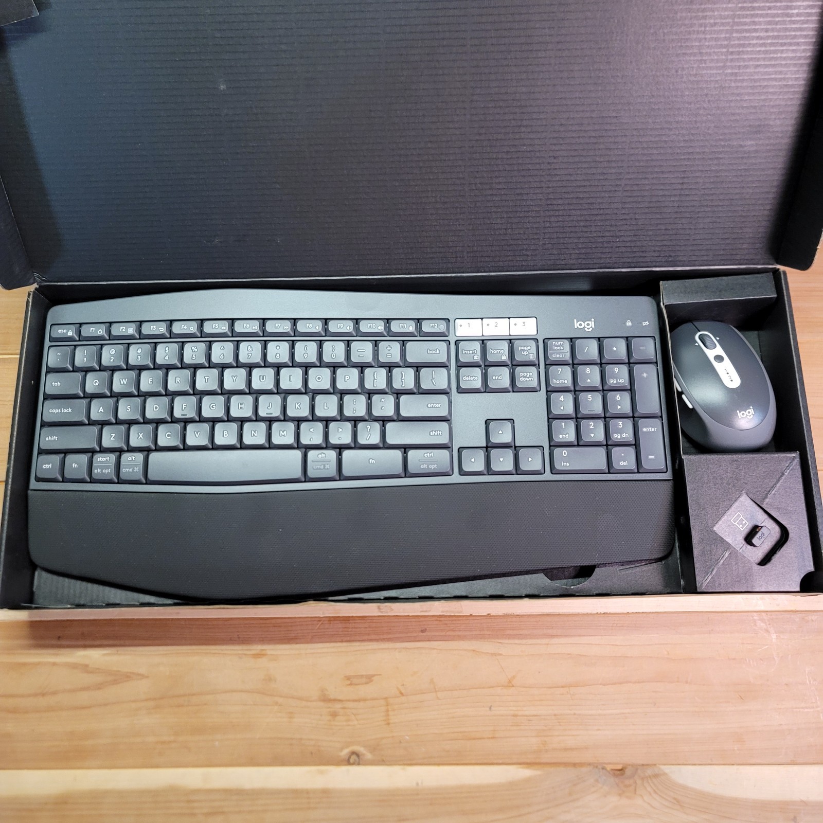 Logitech Performance Wireless Keyboard MK850 Mouse Combo Comfortable Keys Black