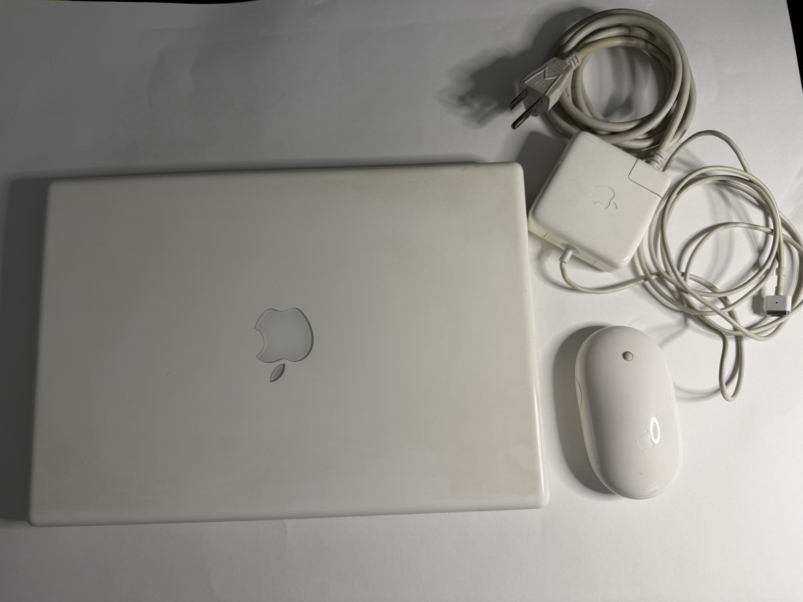 Macbook 13” A1181 Early 2009 2GHz Core 2 Duo 2GB Ram 120GB - OS Erased SSD