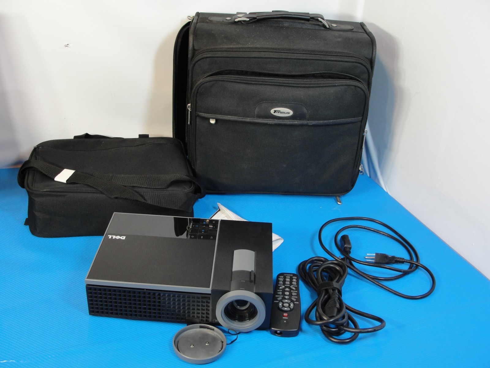 Dell 1510X DLP Projector w/ Remote & Case – HDMI VGA Business /TESTED GOOD