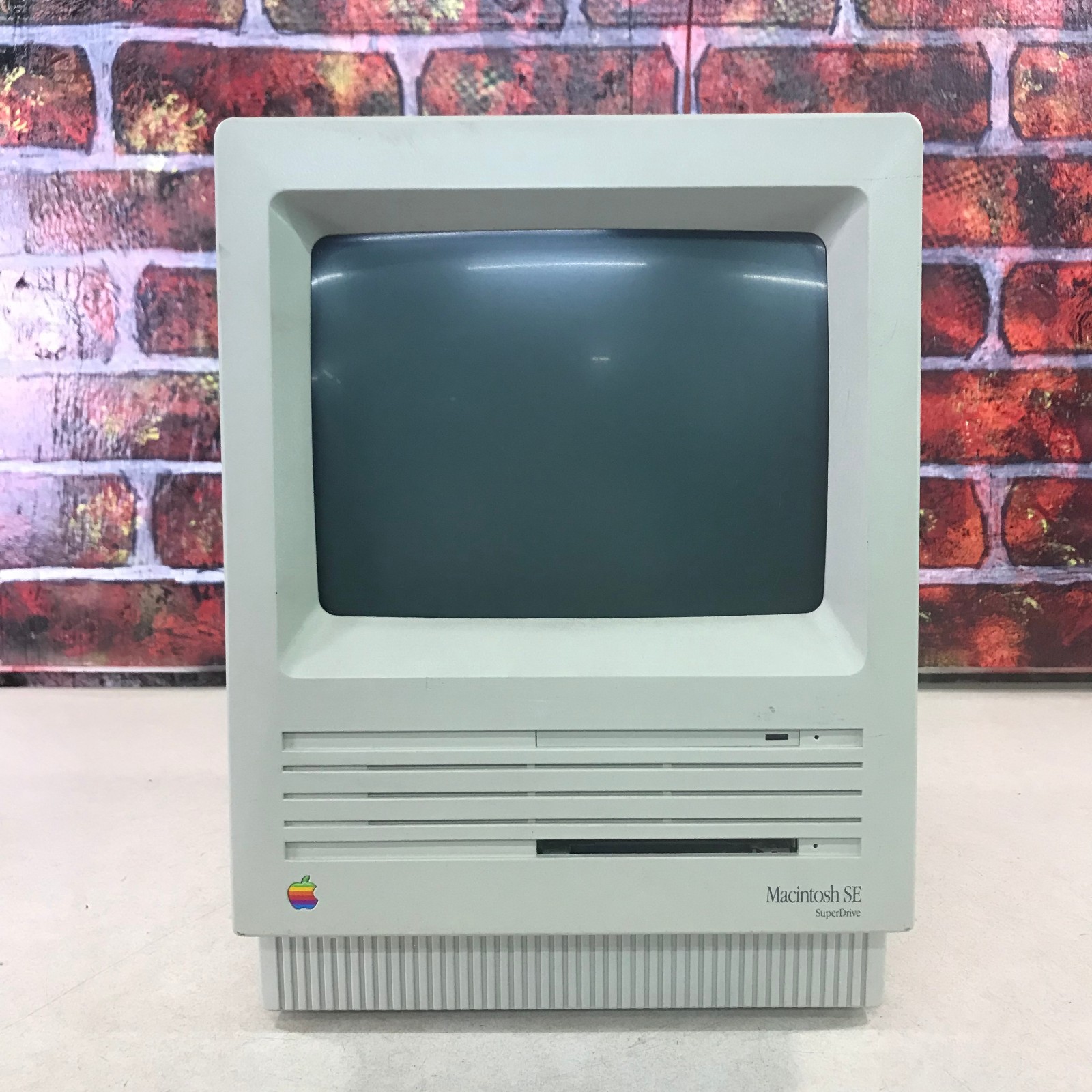 Apple Macintosh SE SuperDrive M5011 Computer for Retro Gaming w/Drives Powers On