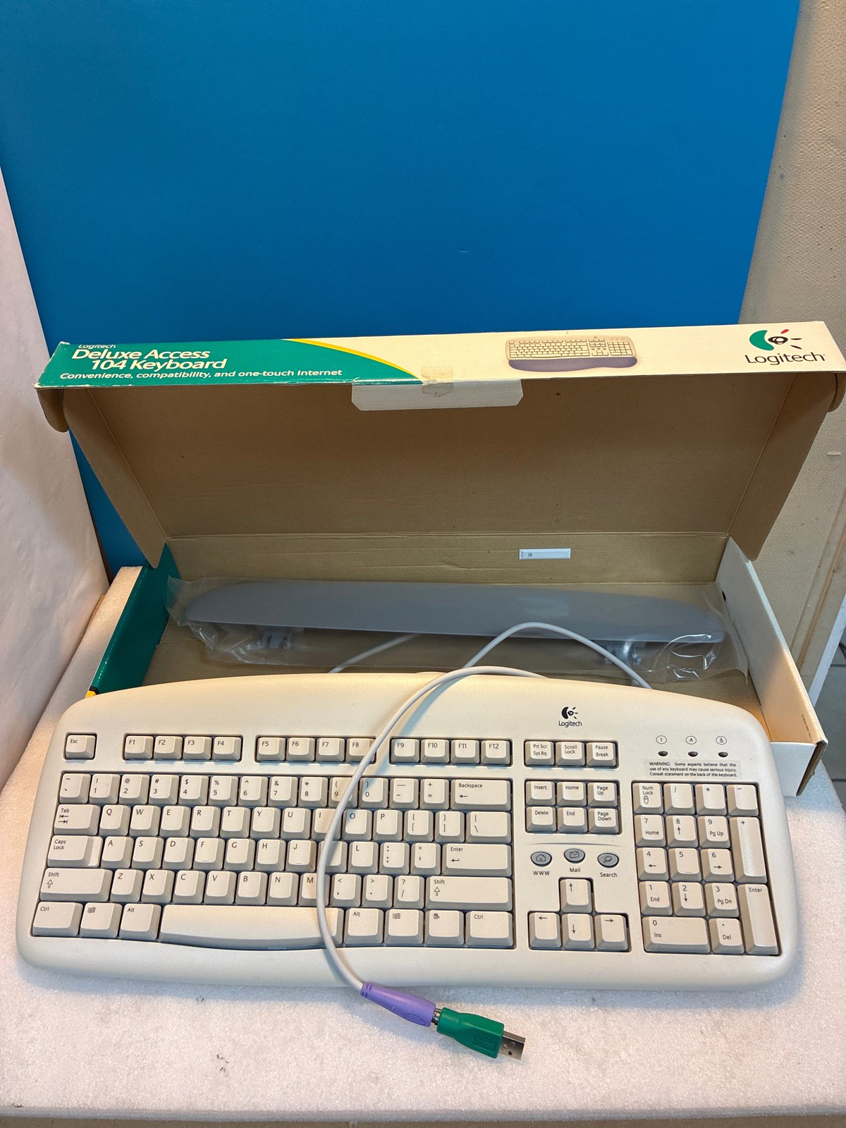 ⚡ Logitech Deluxe Access 104 Keyboard Y-SG13 PS/2 White/Beige Full-Size Vintage