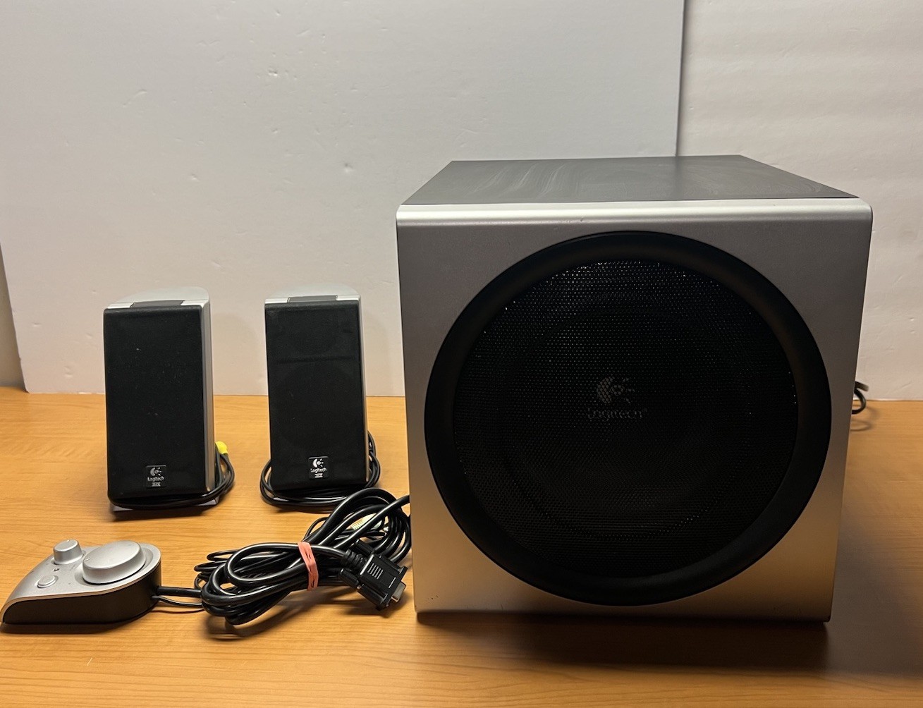 Logitech Z-2300 200-Watt 2.1 PC Speaker System Subwoofer W/Remote Bundle. Tested