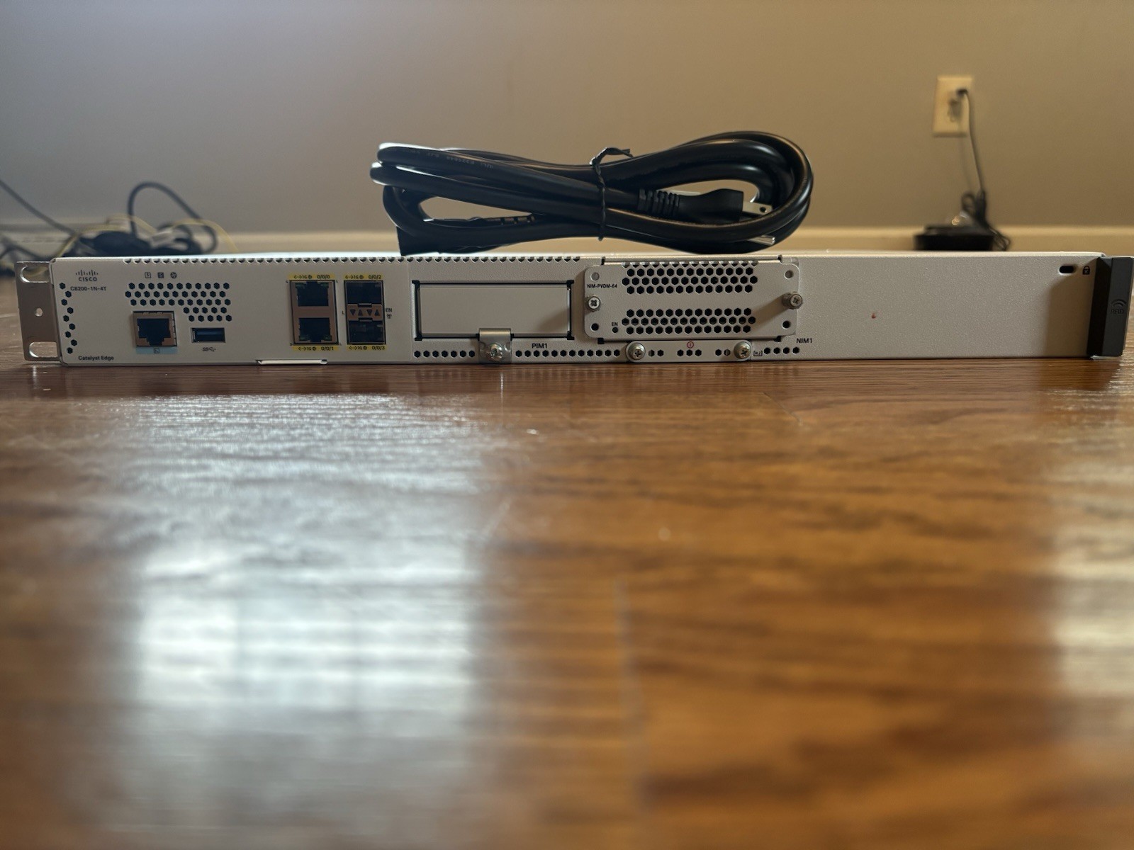 Cisco C8200-1N-4T Catalyst 8200 Edge Series Router Platform - READ DESCRIPTION