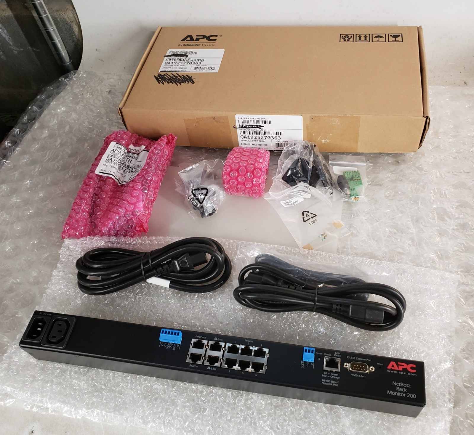 APC NetBotz Rack Monitor 200 NBRK200 w/ Accessories
