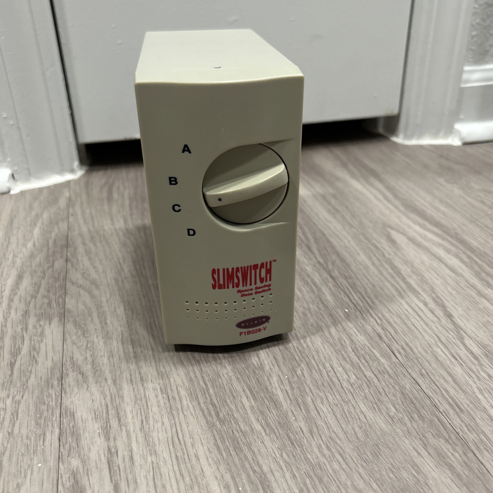 Belkin SlimSwitch 4-Port External Switch Model F1B028V