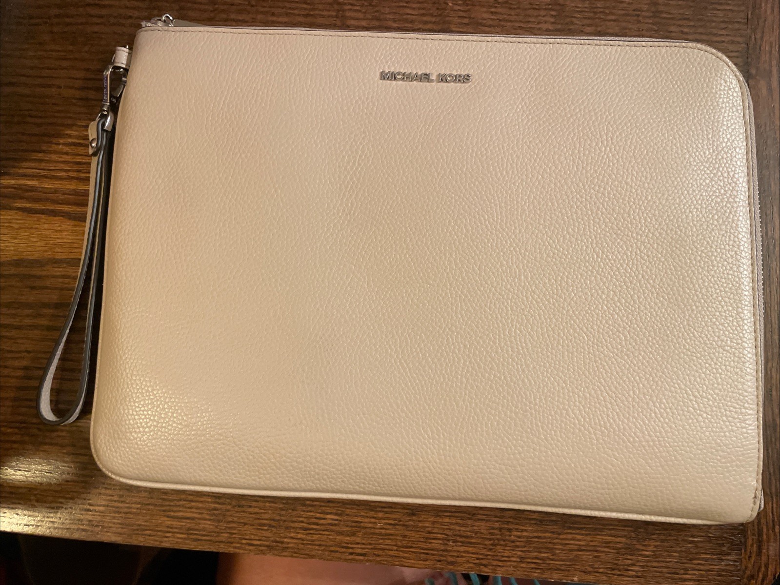Michael Kors Tablet Case Pebble grain Leather Light Gray Beige Wrist Strap iPad
