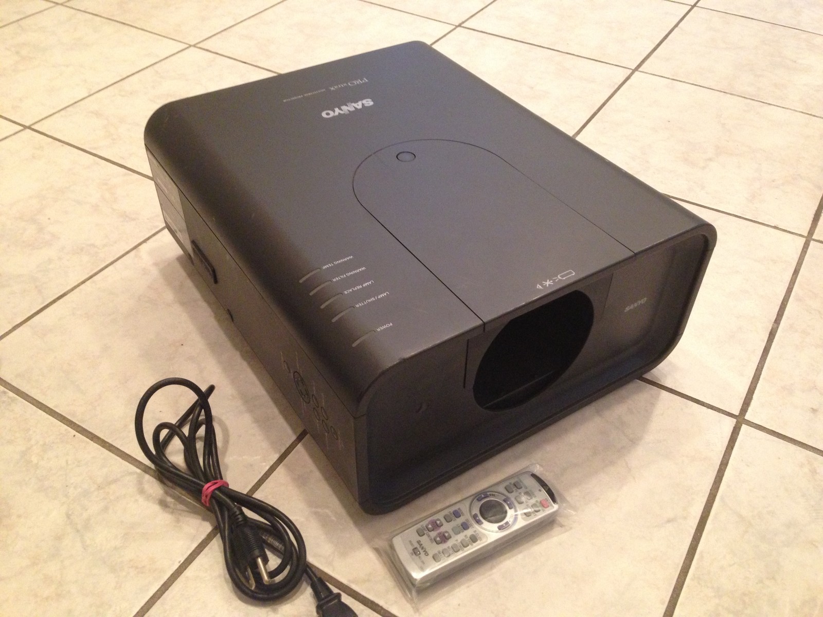 Sanyo PLC-XP200L(Christie LX700,EIKI LC-X85)Projector 7000 LUMENS 1,032 HOURS