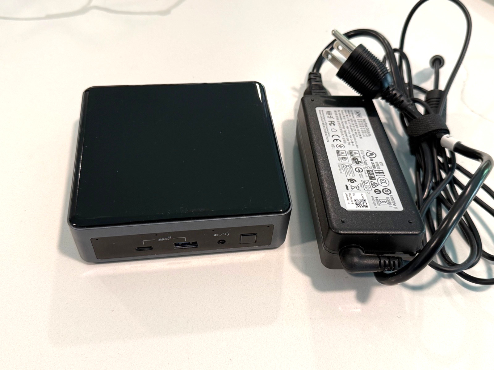 Intel NUC10i5FNK1 Mini PC NUC - Intel Core i5-10210U, 16GB RAM, 250GB SSD, Win11