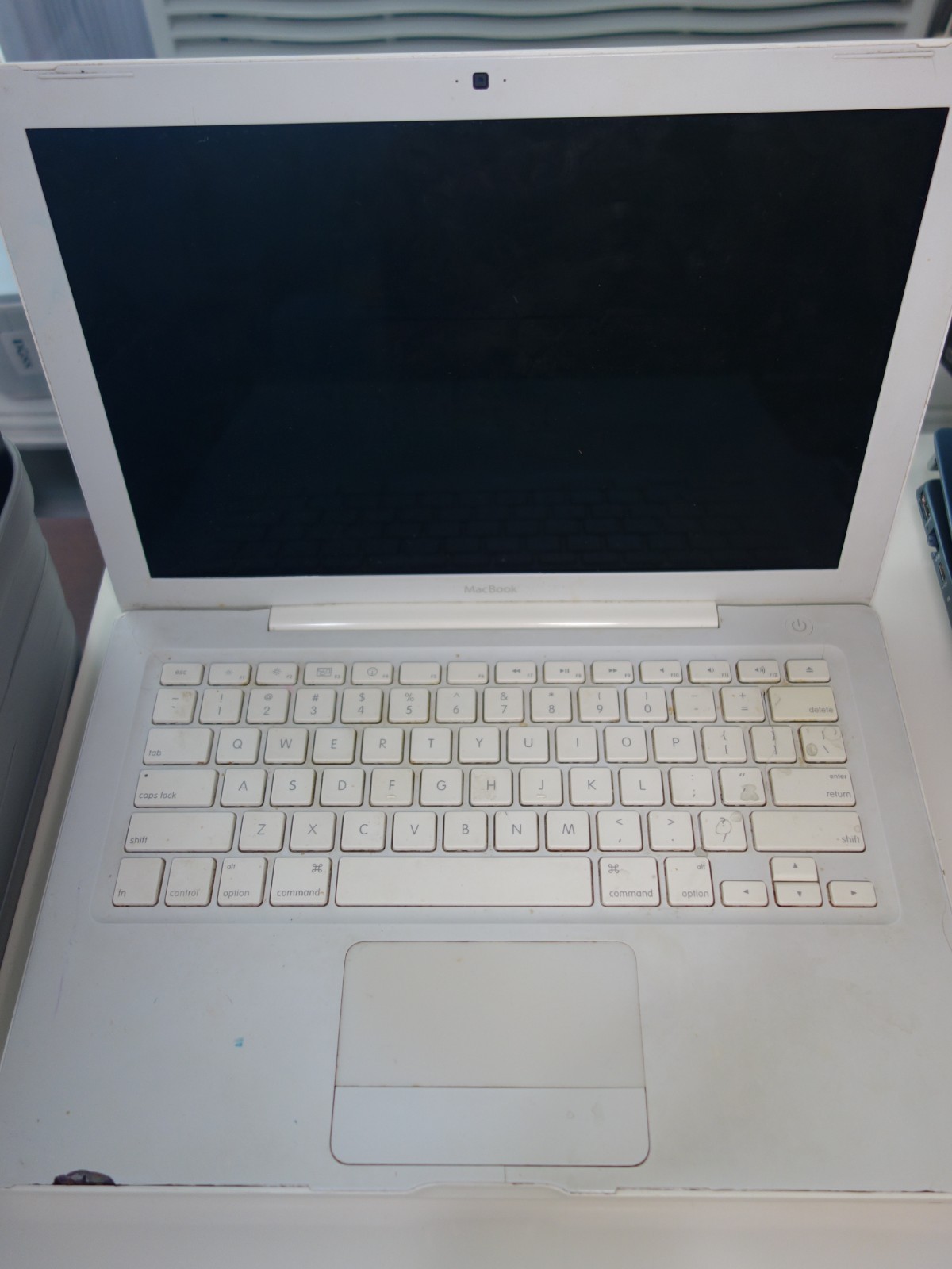 2009 Apple MacBook 5.2 13"  Intel Core Duo 2.13 GHz 2GB RAM 250GB HDD, Powers On