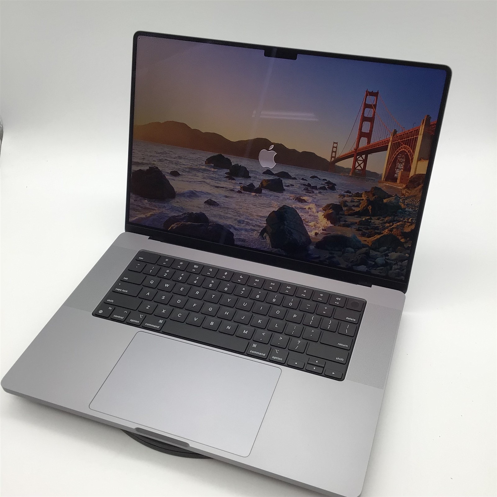 Apple A2485 MacBook Pro 16" Apple M1 Pro/32GB RAM/1TB SSD - Mac OS Golden Gate