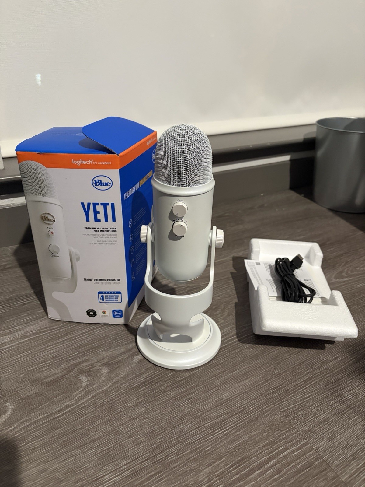 Logitech Blue Yeti MicroUSB Mic White Excellent Condition 988-000104