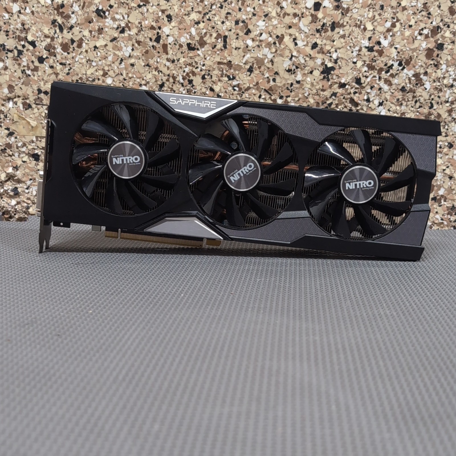 SAPPHIRE NITRO AMD Radeon R9 Fury 4GB HBM PCIe x16 HDMI DVI-D DP DX12