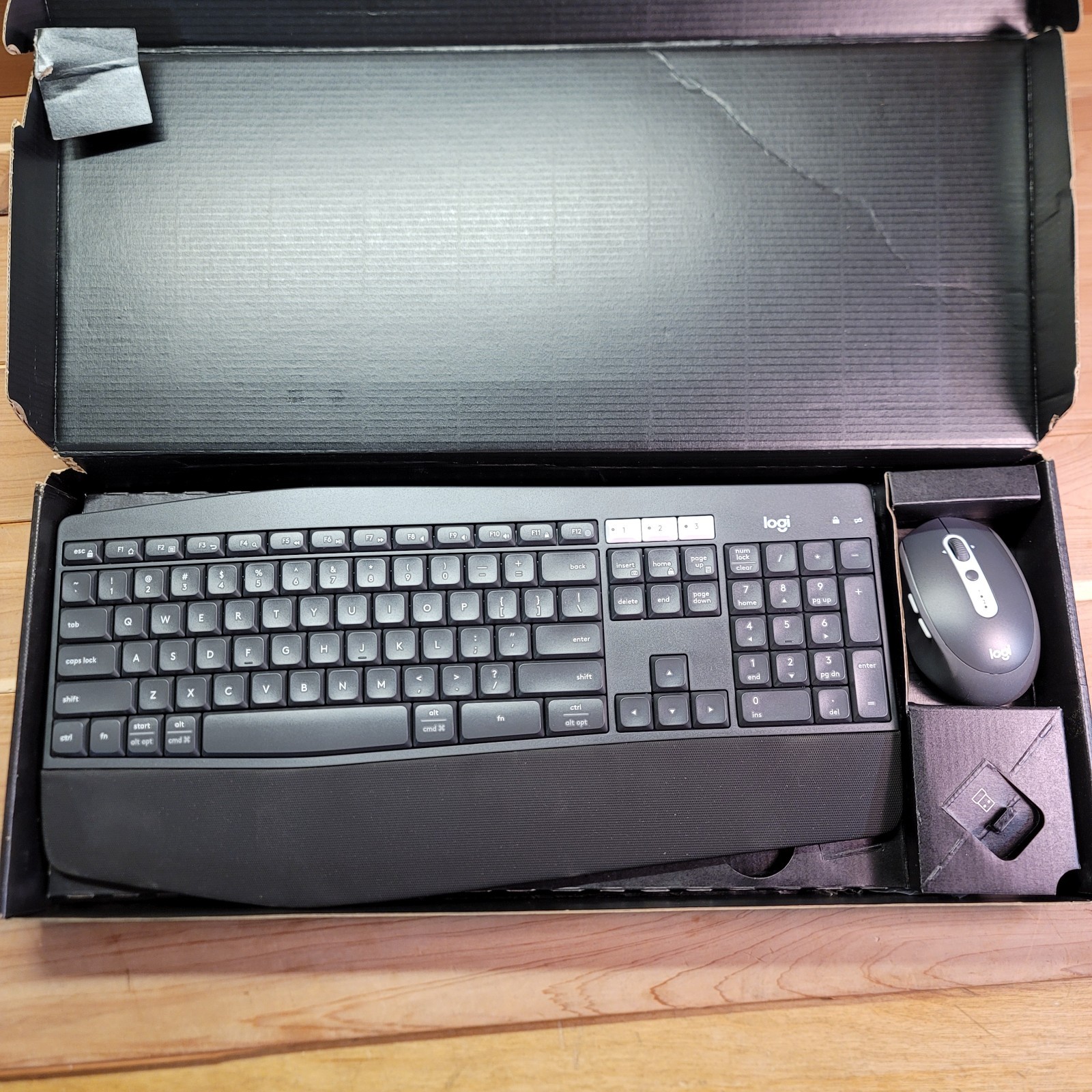 Logitech Performance Wireless Keyboard MK850 Mouse Combo Comfortable Keys Black