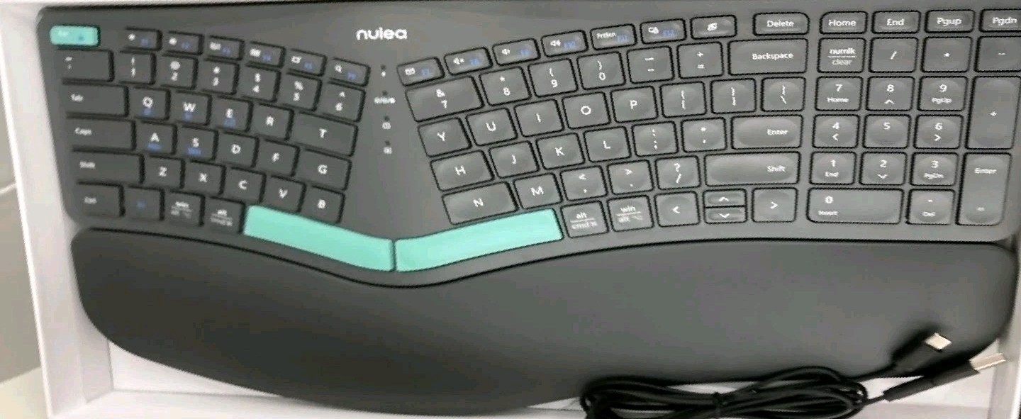 NIB Nulea Ergonomic Split Keyboard Wireless Cushioned Wrist Rest Rechargeable