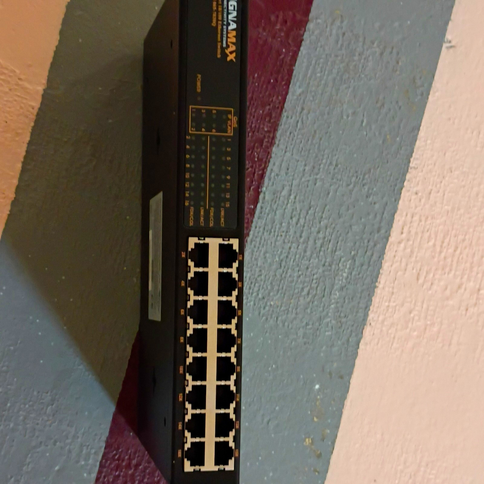 Signamax 16 Port 10/100 Fast Ethernet Switch 065-7030Q