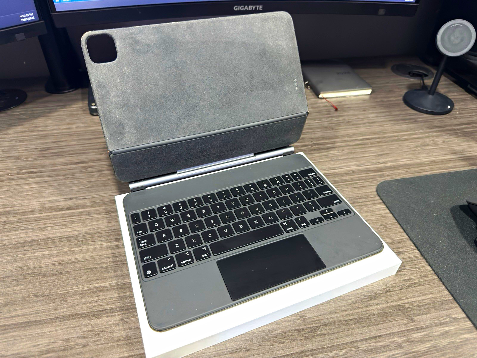 Apple iPad Magic Keyboard Folio/Case w/ Built-In Touchpad Black QWERTY EN