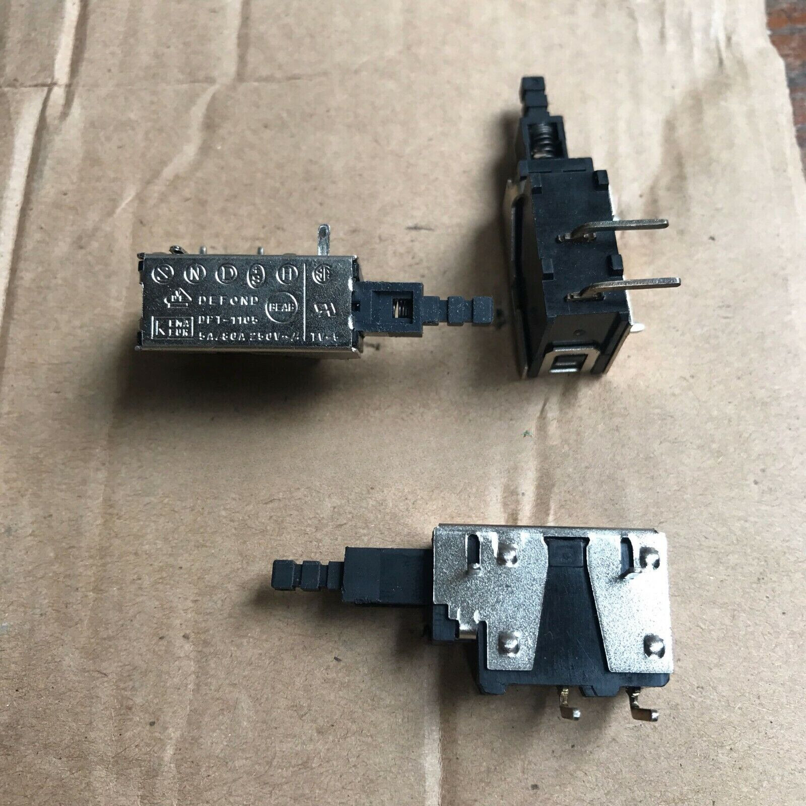 1PC NEW DEFOND DPT -1105 5A/80A 250V Pushbutton self-locking switch
