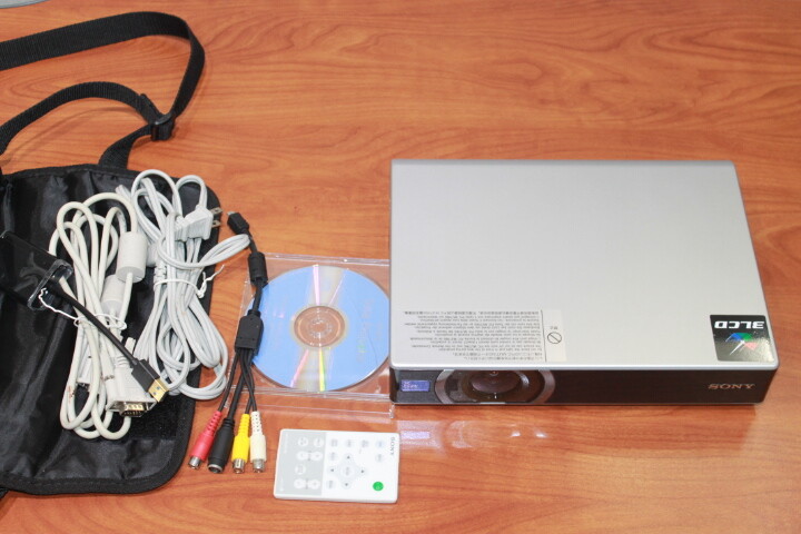 SONY VPL-CX21 PROJECTOR WITH ALL ACCESSORIES