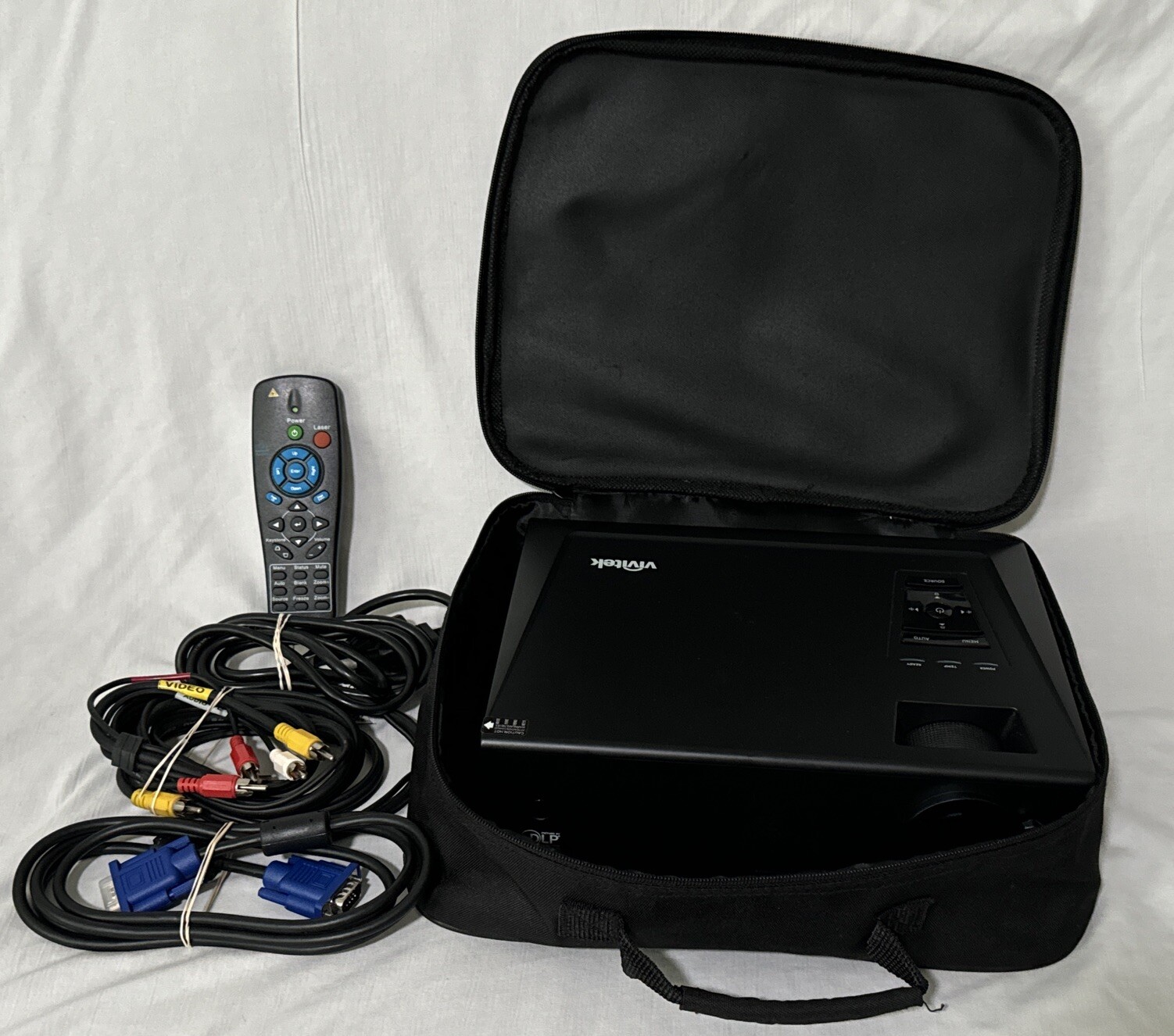 VIVITEK D825MS DLP Projector With Case, Remote, Cables Preowned Tested Works
