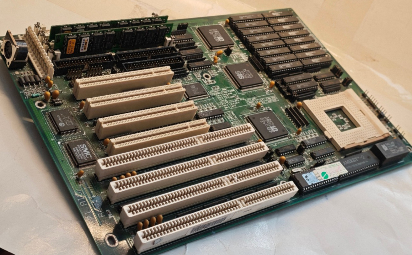 Socket 4 *1 MB Cache* ECS SI5PI AIO Motherboard Rev 1.1 (SiS 85C501) + 32 MB RAM