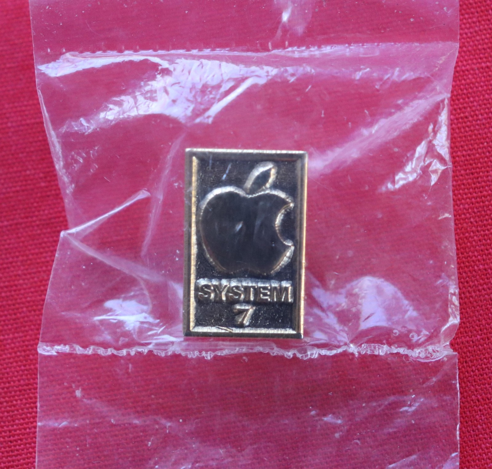 NEW VINTAGE APPLE MACINTOSH SYSTEM 7 LAPEL PIN