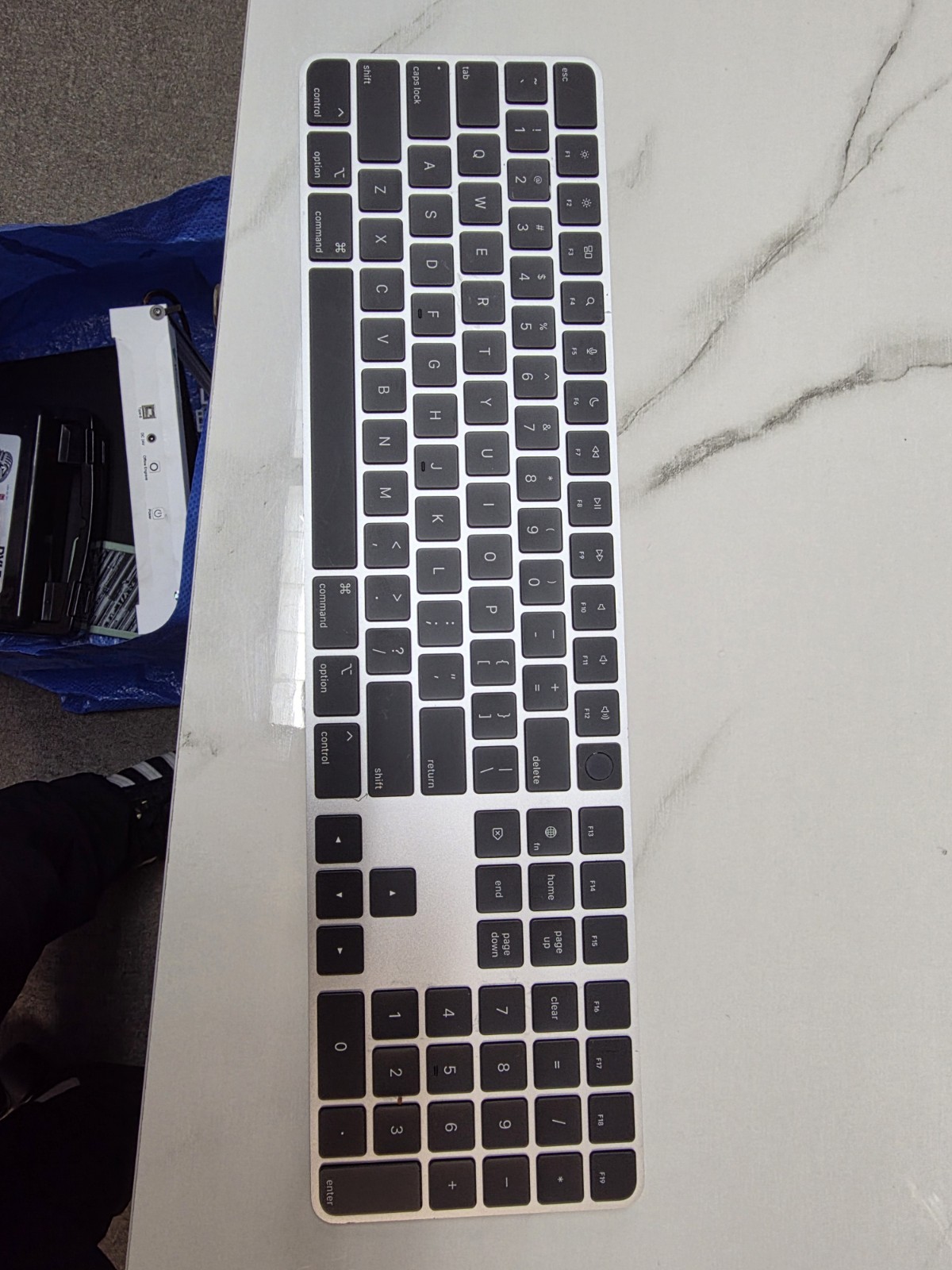 Apple Silver Black Full-Size Keyboard QWERTY Layout Numeric Keypad Aluminum