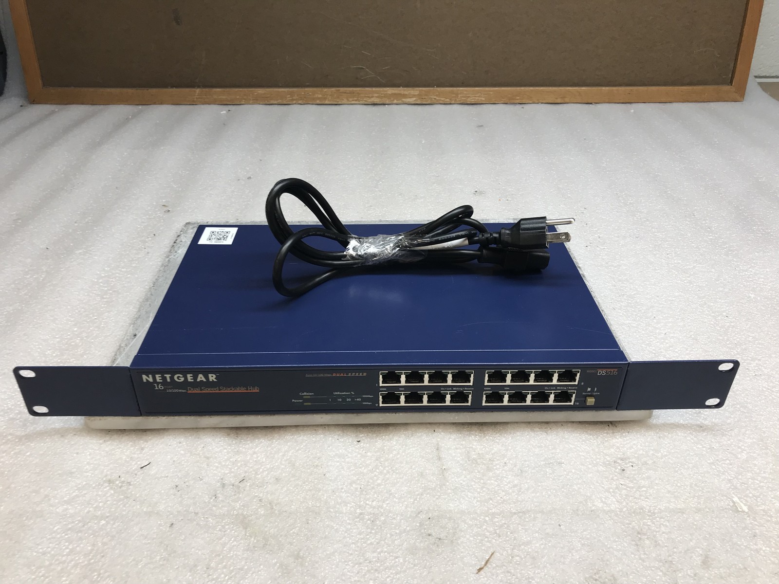 Netgear DS516 Dual Speed 16-Port 10/100 Stackable Hub with Rack Ears