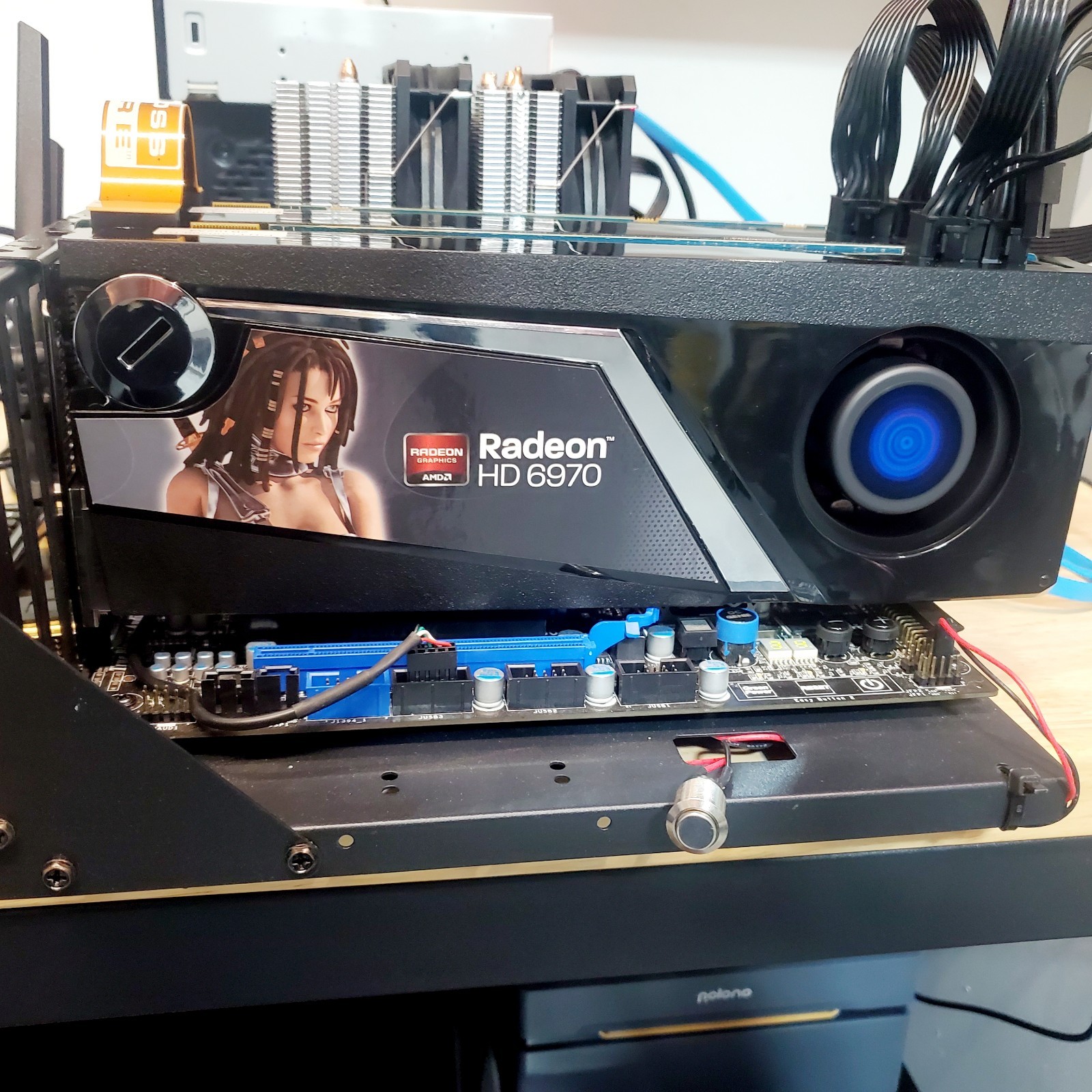 Two Crossfire AMD Radeon Sapphire Hd 6970 2 Gb Cards
