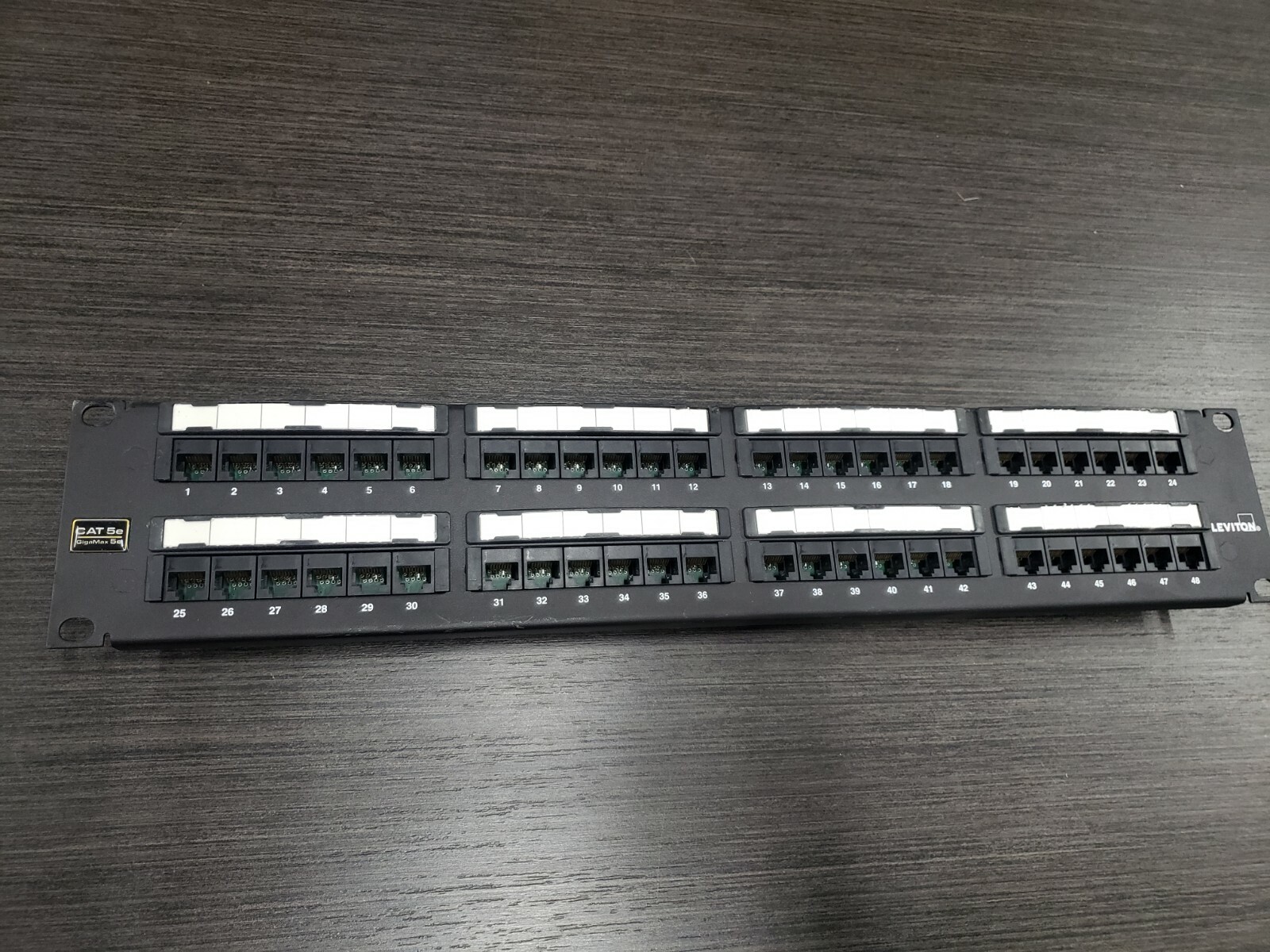 Leviton Cat 5e Flat Patch Panel 24 Port GigaMax 5e 256-5G596-U48