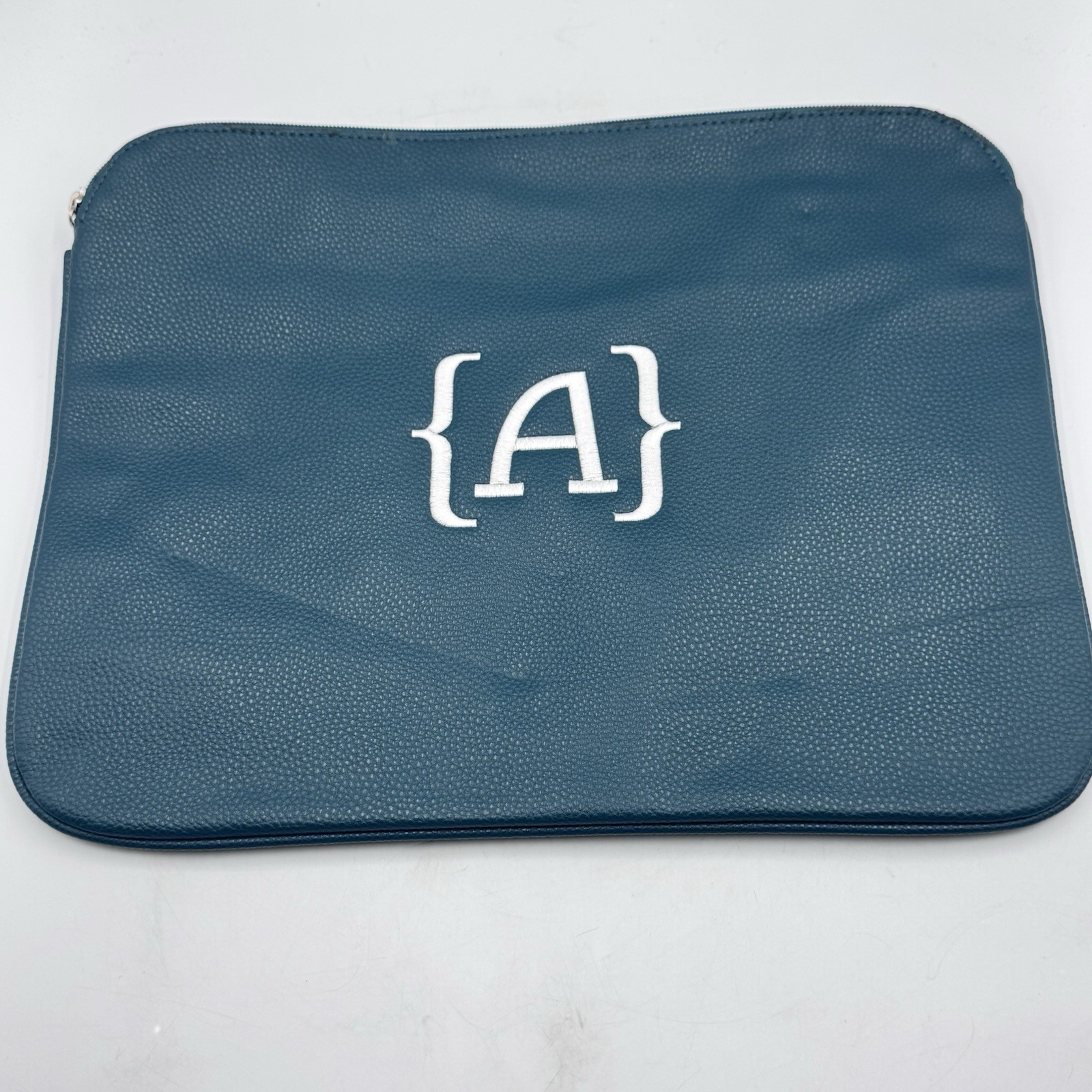 Thirty One Laptop Savvy Sleeve Blue Zip Pebbled Carry Case Bag 15.5” Mono A Whit