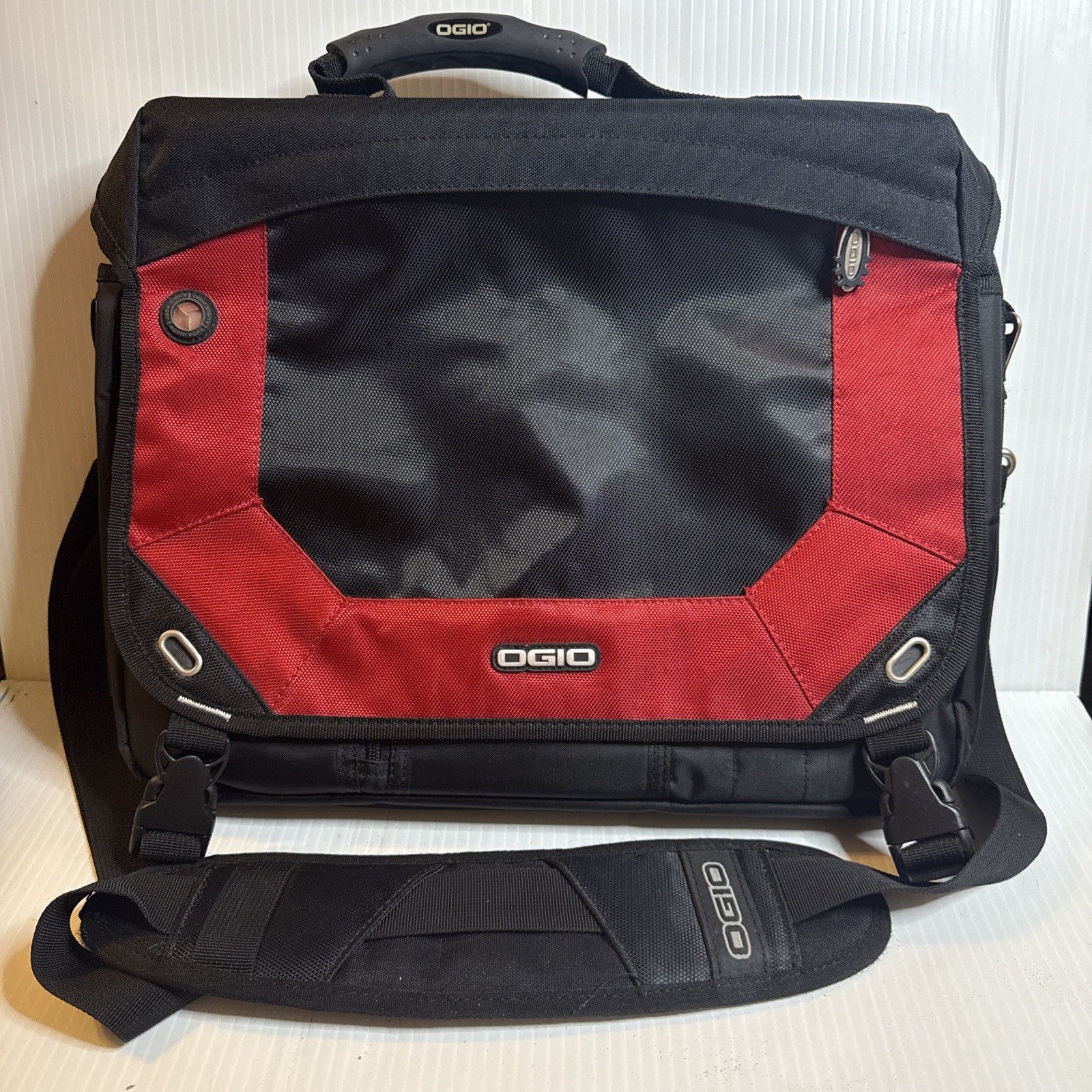 OGIO laptop messenger bag- Red-Excellent Shape -Several Pockets & Shoulder Strap