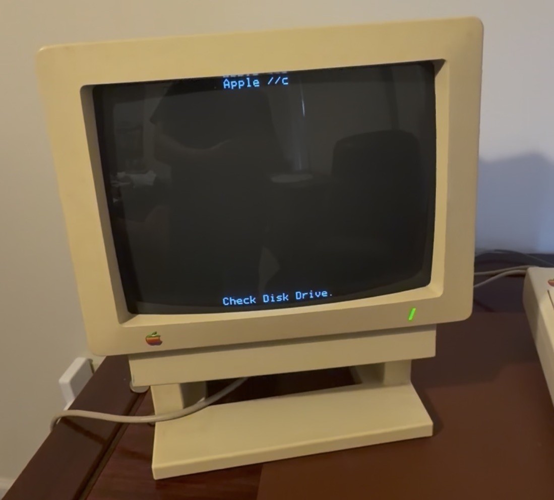 Vintage Apple IIc A2S4000 Computer With Monitor + Original Monitor box +Joystick