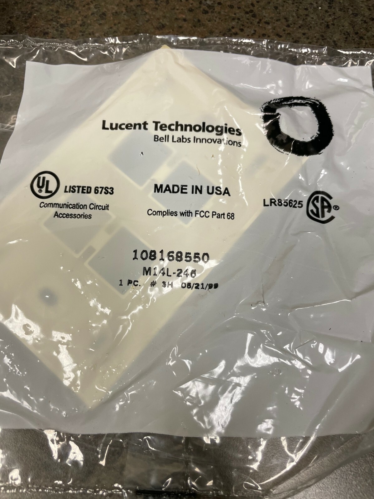 Lucent Technologies M14L-246 4 port faceplate Ivory 108168550