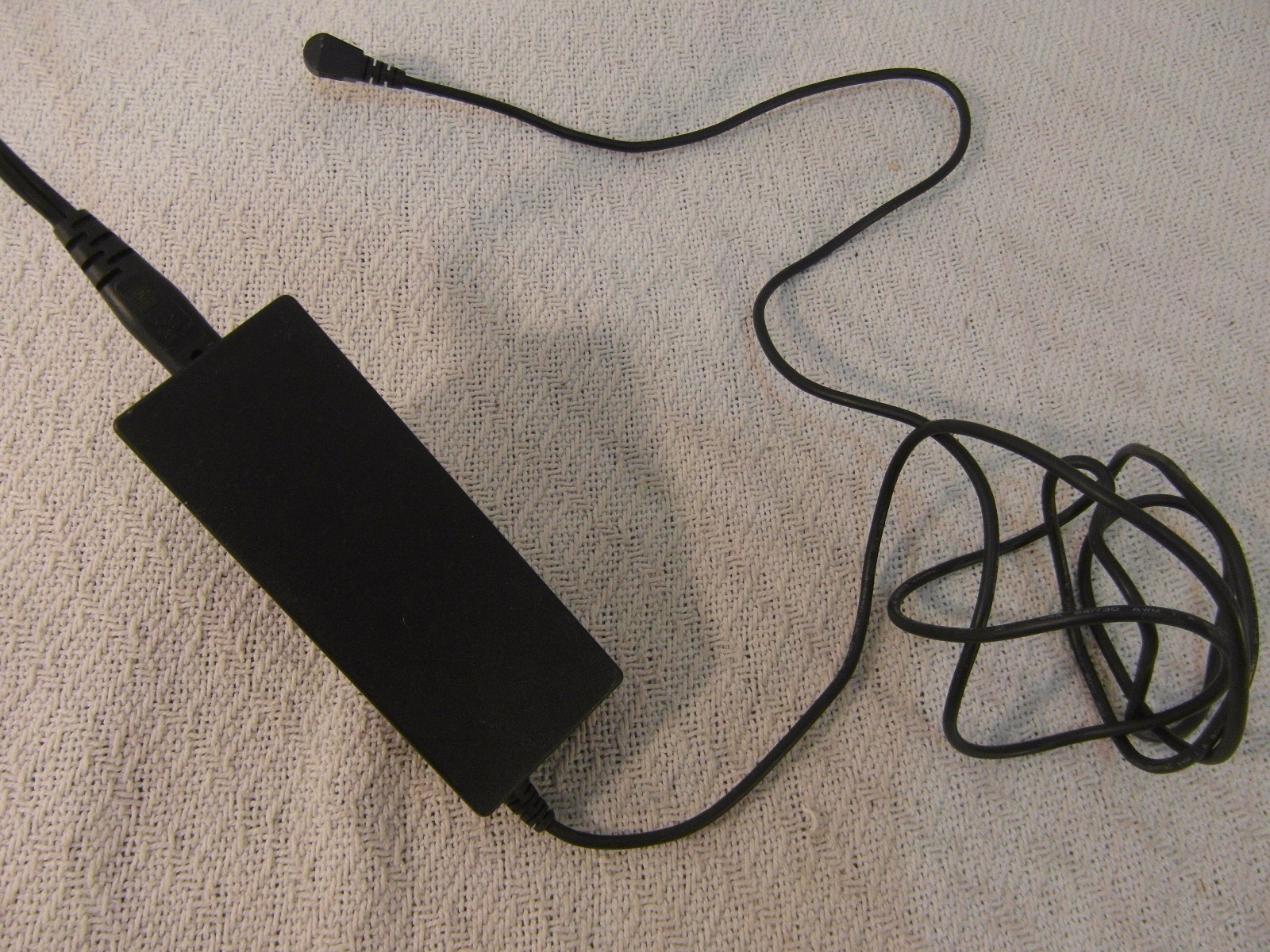 Fujitsu Limited Model ADP-80NB A 19 Volt Black AC Adapter 33941
