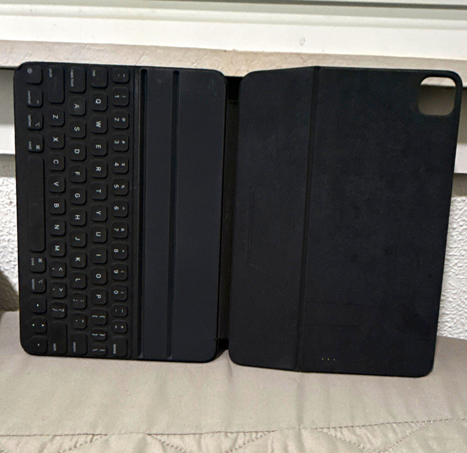 Apple Smart Keyboard Folio Keyboard Folio Case Black w/ Integrated Stand