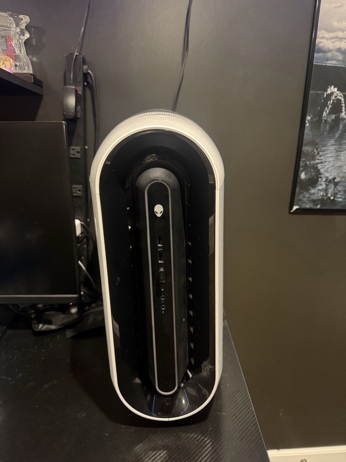 Alienware Aurora R12 Gaming Desktop Tower White USB HDMI RJ-45 Audio Ports