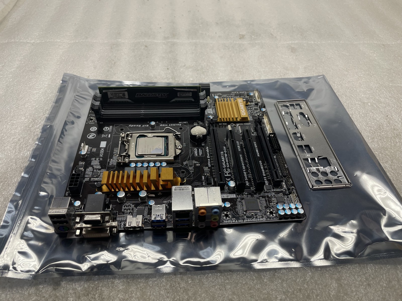 Gigabyte GA-H97M-D3H mATX Motherboard Core i5-4590 3.3GHz 8GB DDR3 RAM