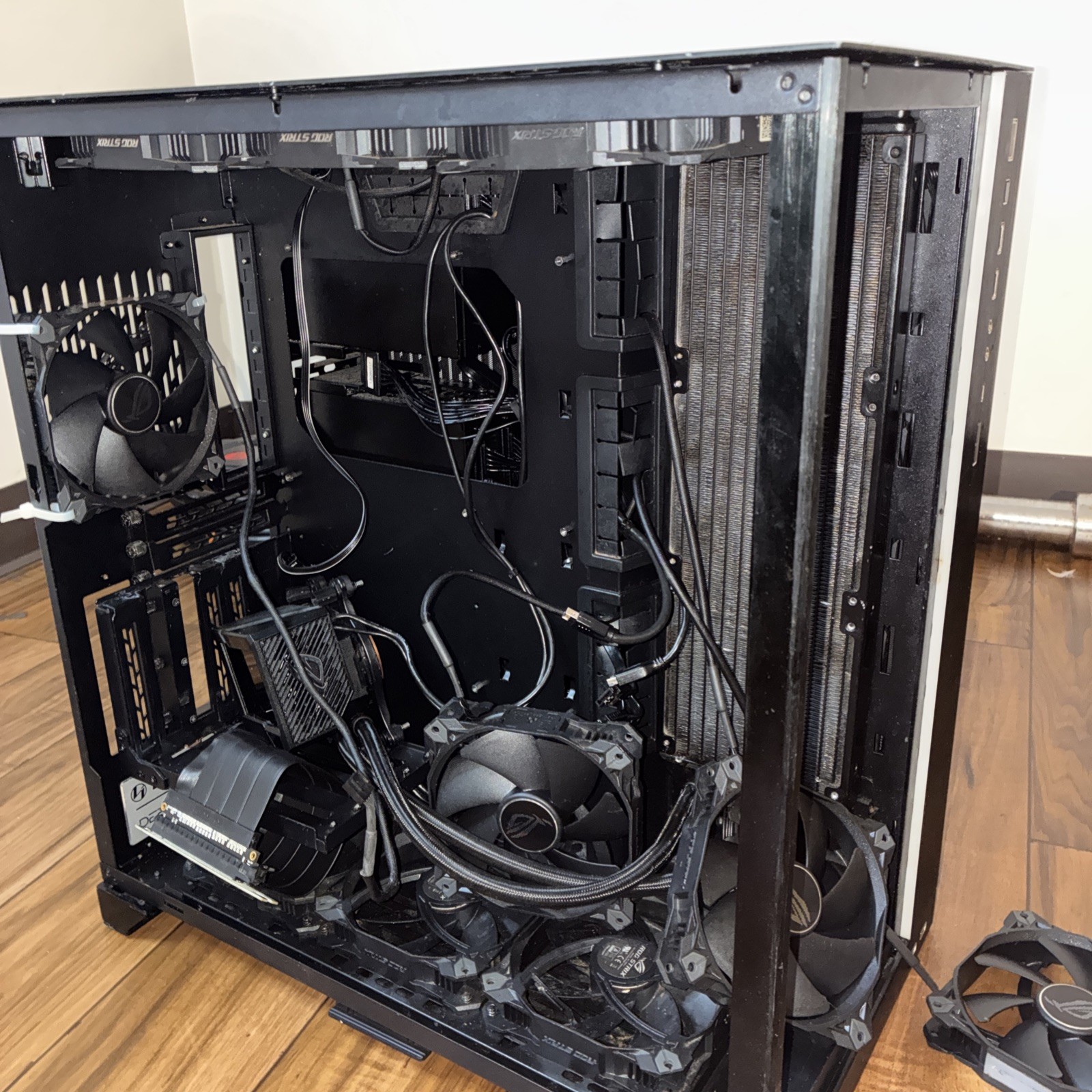 PC Case Lian Li 011 Dynamic XL ROG + 10 Black ROG fans 120MM