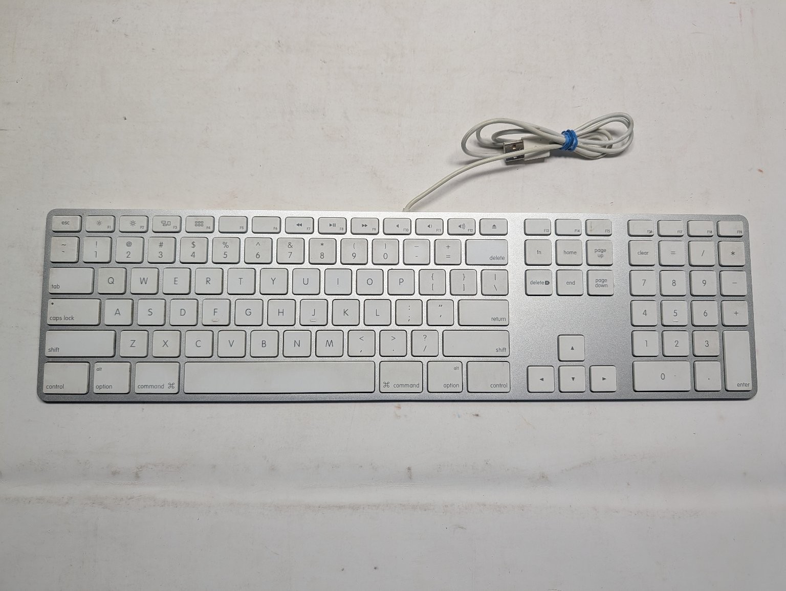 Apple A1243 Wired USB Keyboard Extended Numeric Keypad Silver White Mac PC