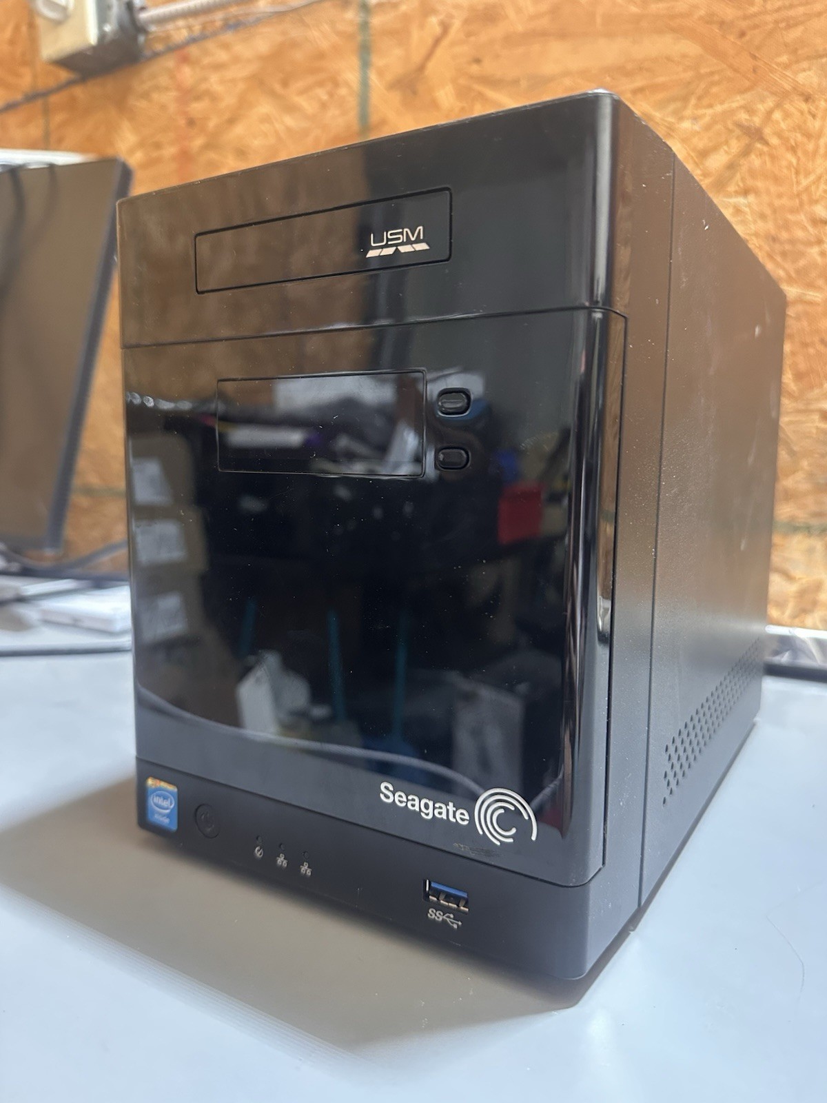 Seagate Business Storage Windows Server 4-Bay NAS – SRN04W – Working – No HDDs