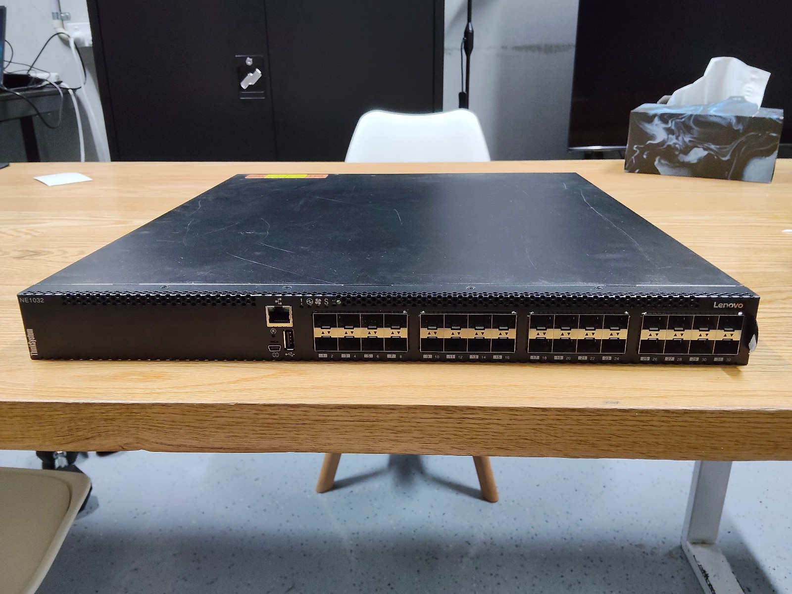 Lenovo ThinkSystem NE1032 SAN Switch (R-F) 7159-HD1 7159-A1X