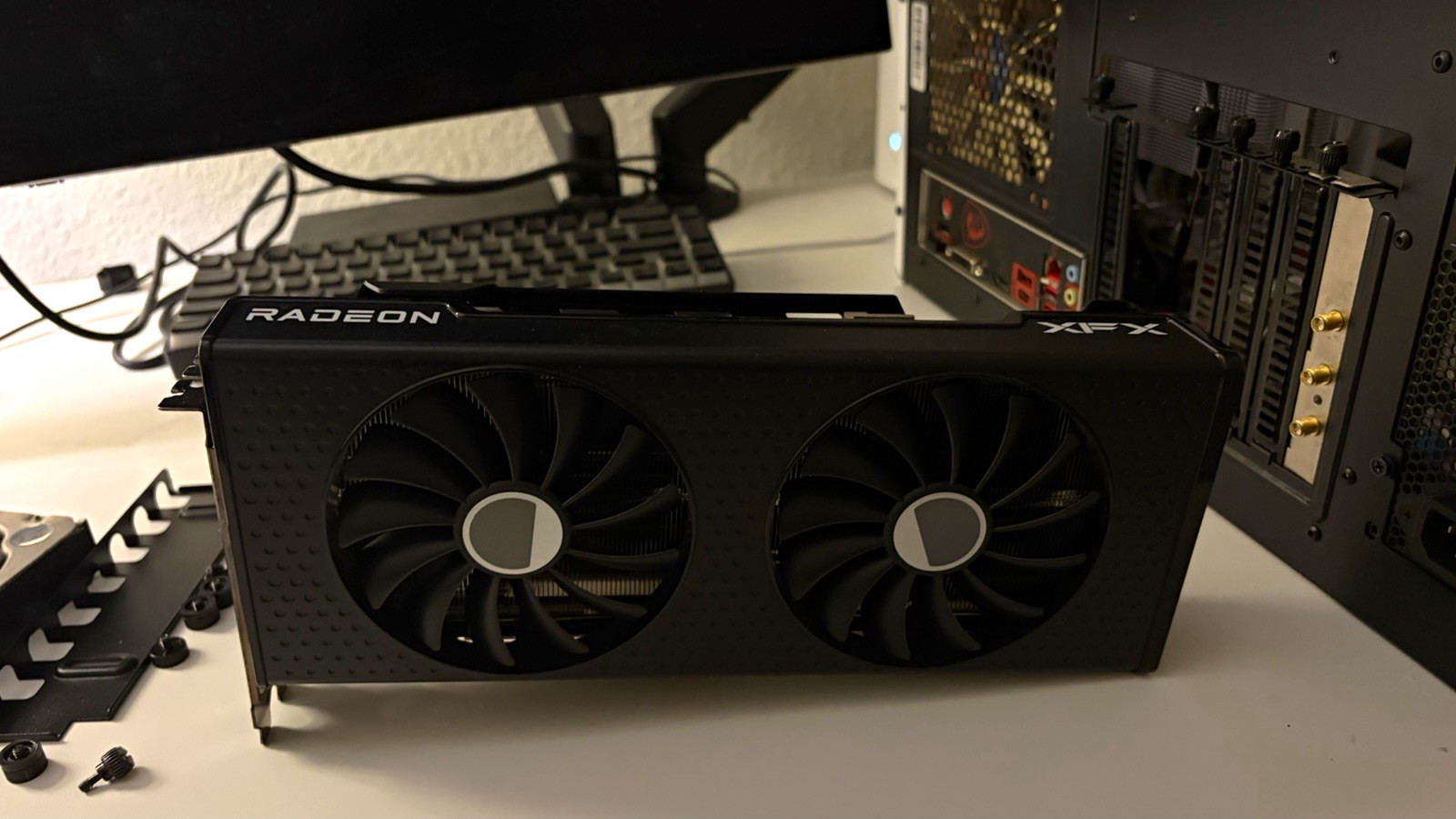 XFX AMD Radeon 7800XT Graphics Card Dual Fan Heatsink, Multiple Monitor Support