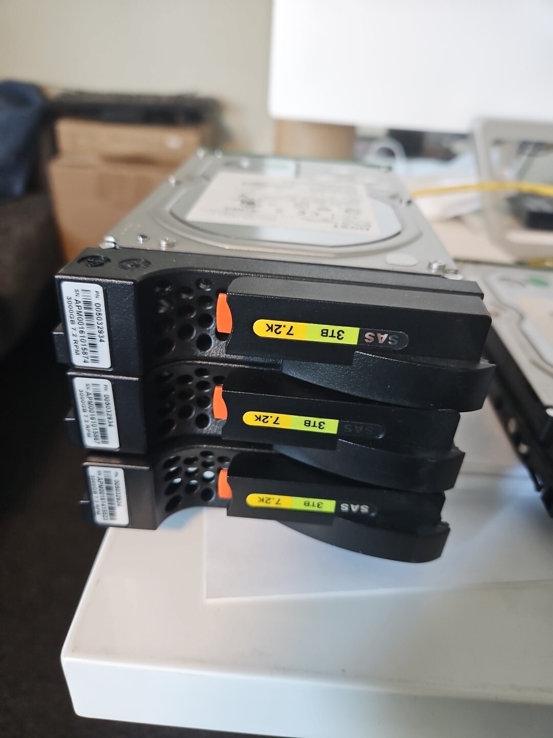 EMC DD2500 3TB SAS  With Tray Datadomain PN: 005032934 P-X-2UC-3TBS