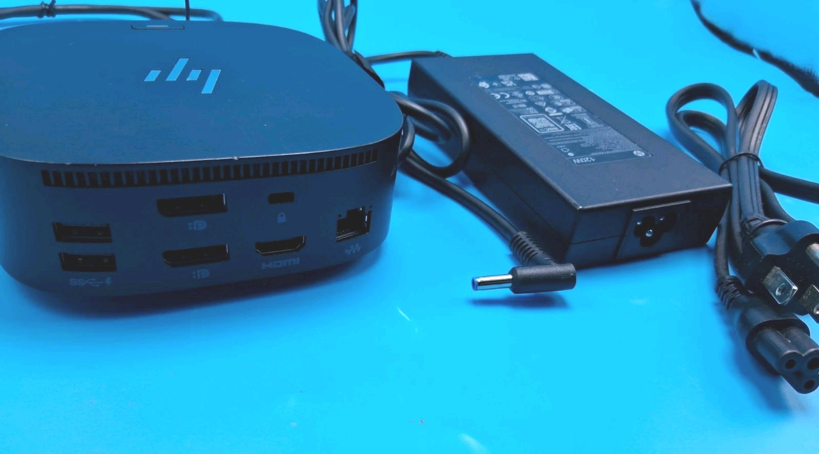 HP HSN-IX02   Docking Station & Adapter. Works great but slight tear.See pix