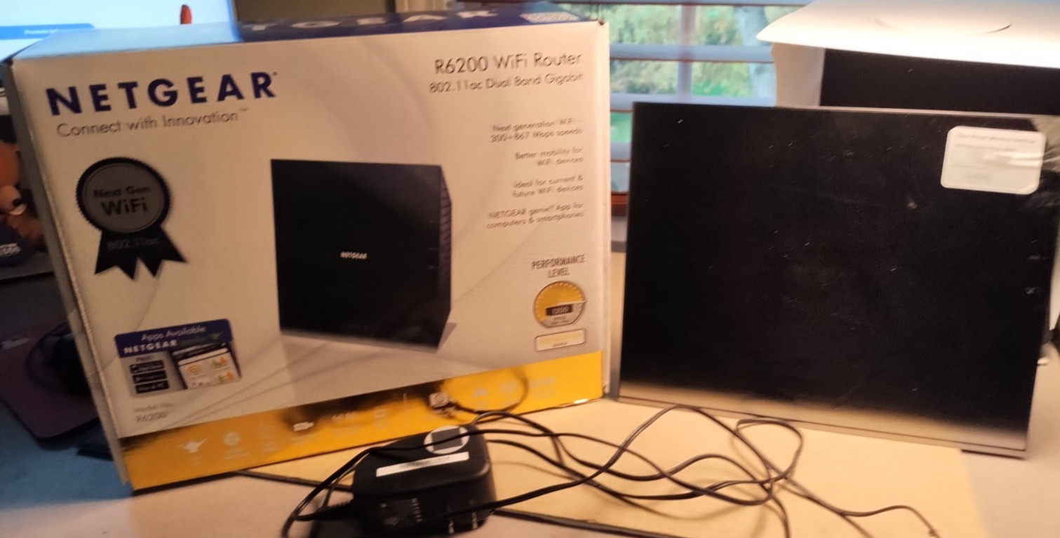 NETGEAR R6200 AC1200 Dual Band Gigabit WiFi Wireless Router w/ Box Working