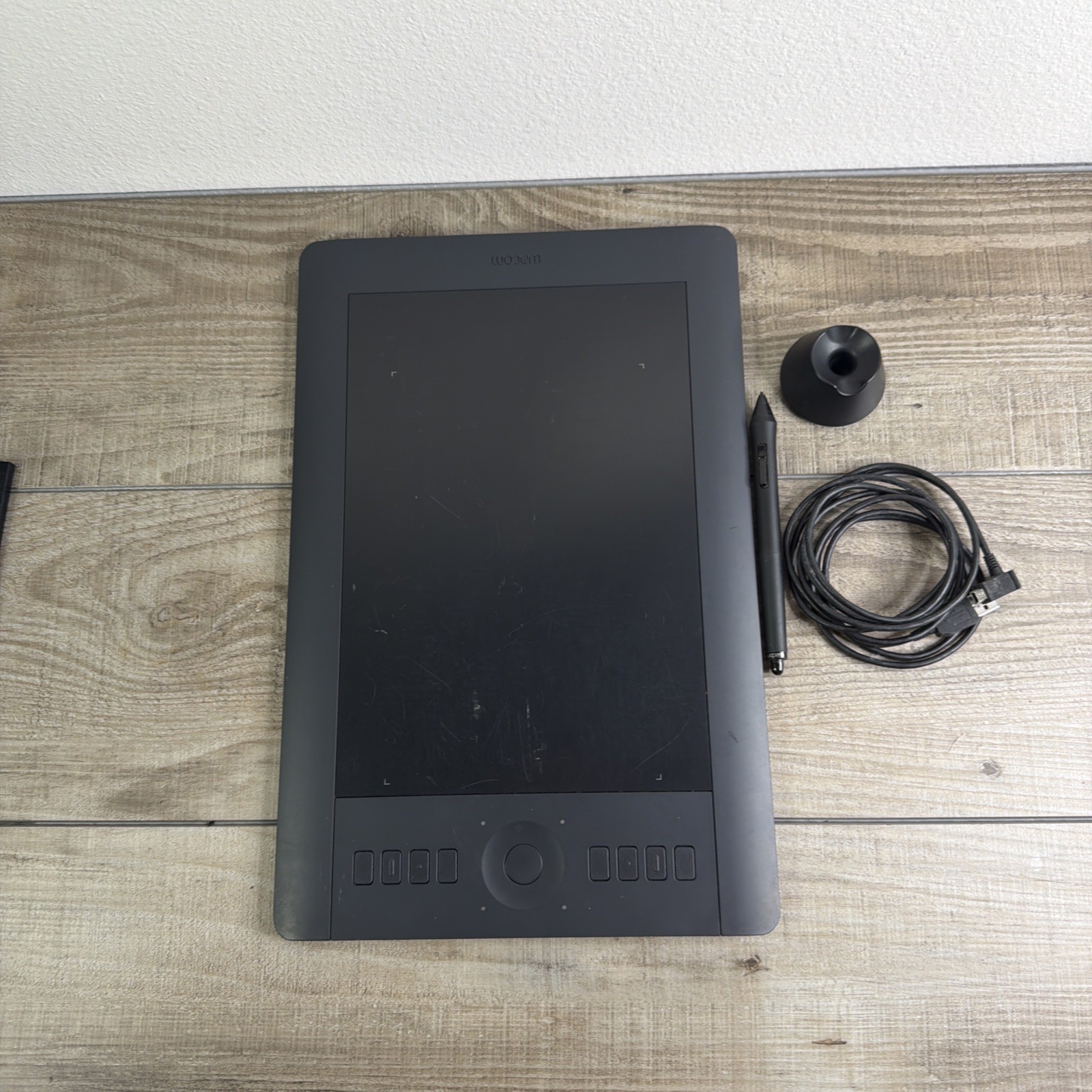 Wacom PTH-651 Intuos Pro Medium Graphics Tablet with Pen – Good Condition