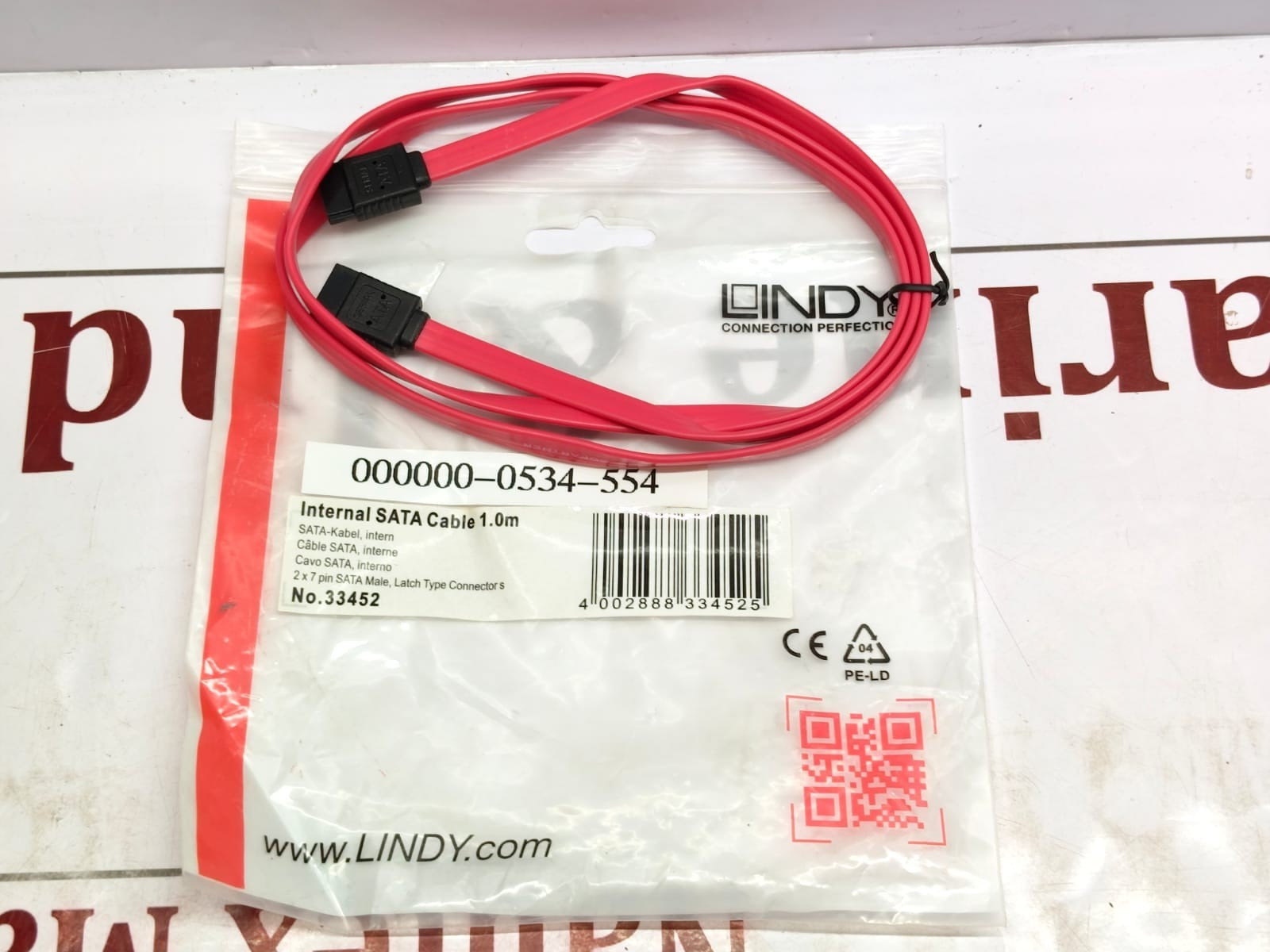 Lindy 1m Red Latching SATA Cable Internal Straight-to-Straight 7-Pin Data Cable 