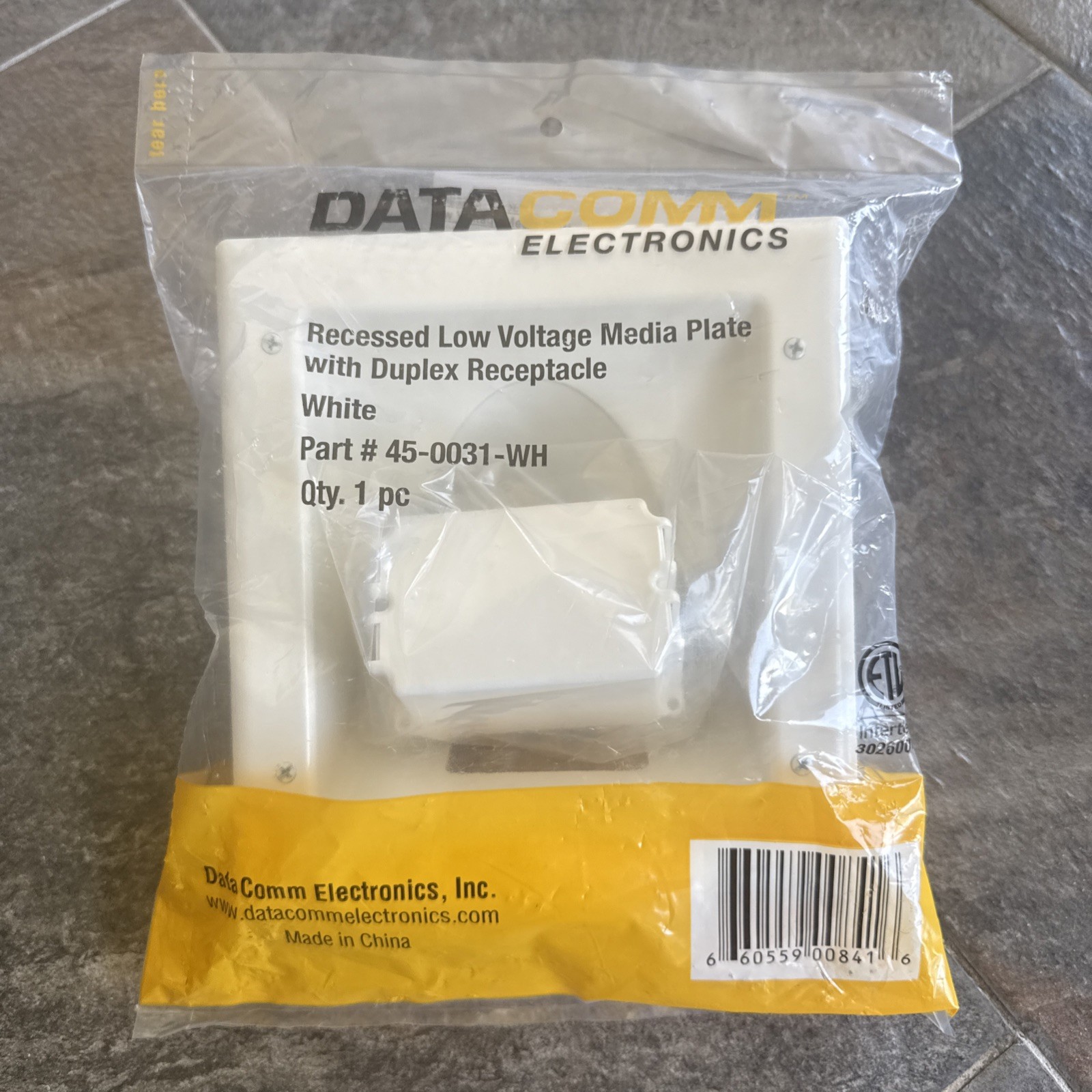 Datacomm 45-0031-WH Recessed Low Voltage Media Plate with Duplex Receptacle NEW